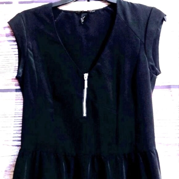 VINTAGE BLACK FLOUNCE PLEATED FESTIVE PARTY DRESS WOMEN'S SIZE 6 - Picture 2 of 9